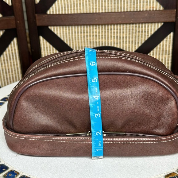 Awesome Men’s Leather Toiletry Shaving Bag by Hammacher Schlemmer - Picture 11 of 12